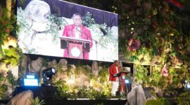 Rektor Universitas Pattimura, Prof. Dr. Fredy Leiwakabessy, M.Pd, menyampaikan sambutan pada 
puncak Dies Natalis ke-63 melalui acara resepsi yang digelar di Auditorium Unpatti, Jumat (24/4/2026).  Foto - Humas Unpatti