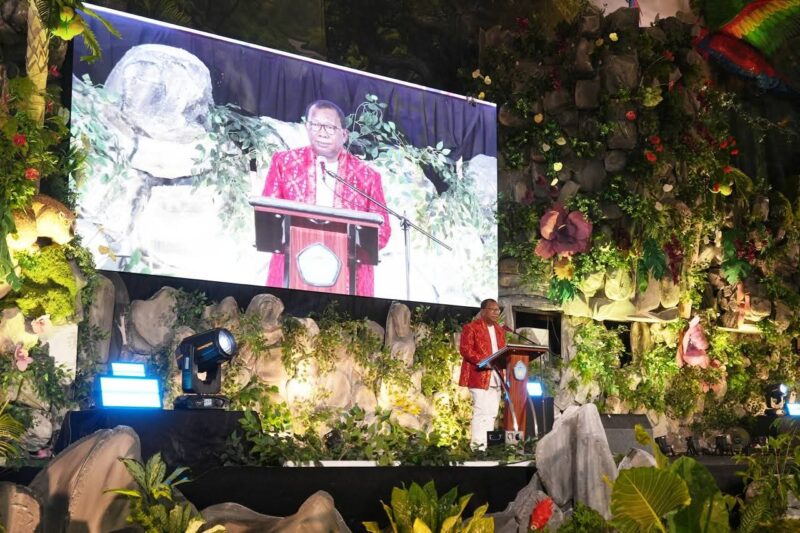 Rektor Universitas Pattimura, Prof. Dr. Fredy Leiwakabessy, M.Pd, menyampaikan sambutan pada 
puncak Dies Natalis ke-63 melalui acara resepsi yang digelar di Auditorium Unpatti, Jumat (24/4/2026).  Foto - Humas Unpatti