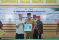 Bupati Maluku Tengah, Zulkarnain Awat Amir menyerahkan KTP Elektronik kepada warga suku Naulu, Senin (27/4/2026).
