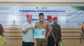  Bupati Maluku Tengah, Zulkarnain Awat Amir menyerahkan KTP Elektronik kepada warga suku Naulu, Senin (27/4/2026).