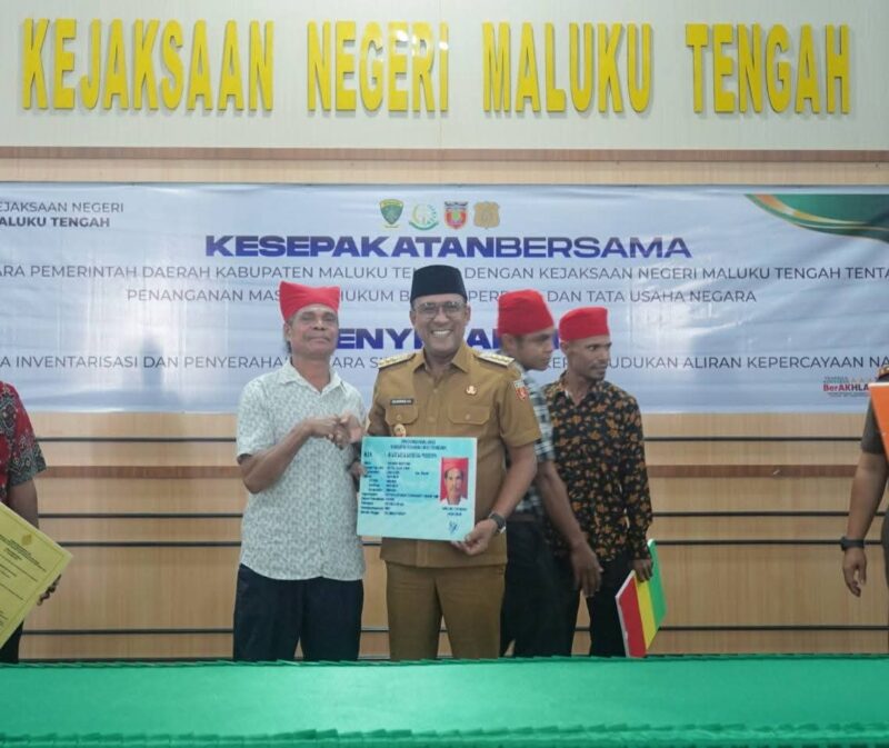  Bupati Maluku Tengah, Zulkarnain Awat Amir menyerahkan KTP Elektronik kepada warga suku Naulu, Senin (27/4/2026).