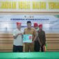  Bupati Maluku Tengah, Zulkarnain Awat Amir menyerahkan KTP Elektronik kepada warga suku Naulu, Senin (27/4/2026).
