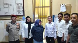 Pemilik bahan kimia terlarang, Hj. Hartini saat berada di Rutan Polda Maluku, Selasa (21/4/2026).