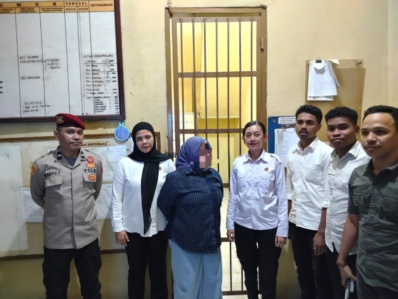 Pemilik bahan kimia terlarang, Hj. Hartini saat berada di Rutan Polda Maluku, Selasa (21/4/2026).