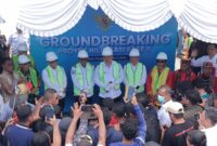 Gubernur Maluku Hendrik Lewerisa, didampingi Bupati Maluku Tengah Zulkarnain Awat Amir acara  peletakan batu pertama proyek hilirisasi kelapa dan pala di Desa Liang Awaiya, Kecamatan Teluk Elpaputih, Kabupaten Maluku Tengah, Rabu (29/4/2026).