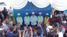 Gubernur Maluku Hendrik Lewerisa, didampingi Bupati Maluku Tengah Zulkarnain Awat Amir acara  peletakan batu pertama proyek hilirisasi kelapa dan pala di Desa Liang Awaiya, Kecamatan Teluk Elpaputih, Kabupaten Maluku Tengah, Rabu (29/4/2026).