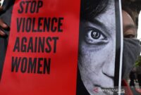 Aktivis Gerakan Mahasiswa Nasional Indonesia (GMNI) Banten berunjuk rasa memperingati Hari Anti Kekerasan Terhadap Perempuan (HAKTP) di Bundaran Ciceri, Serang, Banten, Kamis (10/12/2020). Mereka mendesak pemerintah untuk lebih aktif melindungi kaum perempuan dari semua bentuk kekerasan serta bersikap lebih tegas untuk menindak para pelakunya. ANTARA FOTO/Asep Fathulrahman/rwa.