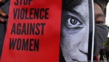 Aktivis Gerakan Mahasiswa Nasional Indonesia (GMNI) Banten berunjuk rasa memperingati Hari Anti Kekerasan Terhadap Perempuan (HAKTP) di Bundaran Ciceri, Serang, Banten, Kamis (10/12/2020). Mereka mendesak pemerintah untuk lebih aktif melindungi kaum perempuan dari semua bentuk kekerasan serta bersikap lebih tegas untuk menindak para pelakunya. ANTARA FOTO/Asep Fathulrahman/rwa.