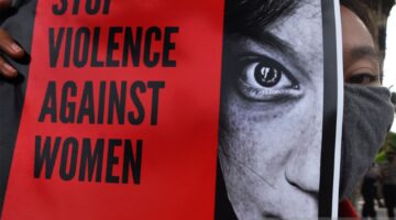 Aktivis Gerakan Mahasiswa Nasional Indonesia (GMNI) Banten berunjuk rasa memperingati Hari Anti Kekerasan Terhadap Perempuan (HAKTP) di Bundaran Ciceri, Serang, Banten, Kamis (10/12/2020). Mereka mendesak pemerintah untuk lebih aktif melindungi kaum perempuan dari semua bentuk kekerasan serta bersikap lebih tegas untuk menindak para pelakunya. ANTARA FOTO/Asep Fathulrahman/rwa.