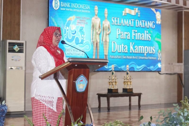 Wakil Rektor Bidang Kemahasiswaan, Alumni, dan Humas, Dr. Nur Aida Kubangun, S.Pd., M.Pd menyampaikan sambutan pada acara Pemilihan Duta Kampus, beberapa waktu lalu. Foto : Humas Unpatti.