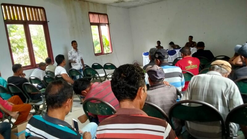 Pemerintah Desa Wulur, Kecamatan Damer, Kabupaten Maluku Barat Daya menggelar rapat  di Balai Pemuda Desa Wulur, Senin (20/4/2026) memutuskan penolakan wilayah mereka dimasukkan dalam kawasan konservasi perairan laut Damer. Foto : Istimewa 
