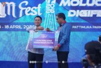 Wali Kota Ambon, Bodewin Wattimena menerima penghargaan dari Bank Indonesia  pada kegiatan Salam FEST 2026, di Pattimura Park, Ambon, Kamis (16/4/2026).  Foto : Istimewa 