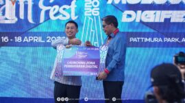 Wali Kota Ambon, Bodewin Wattimena menerima penghargaan dari Bank Indonesia  pada kegiatan Salam FEST 2026, di Pattimura Park, Ambon, Kamis (16/4/2026).  Foto : Istimewa 