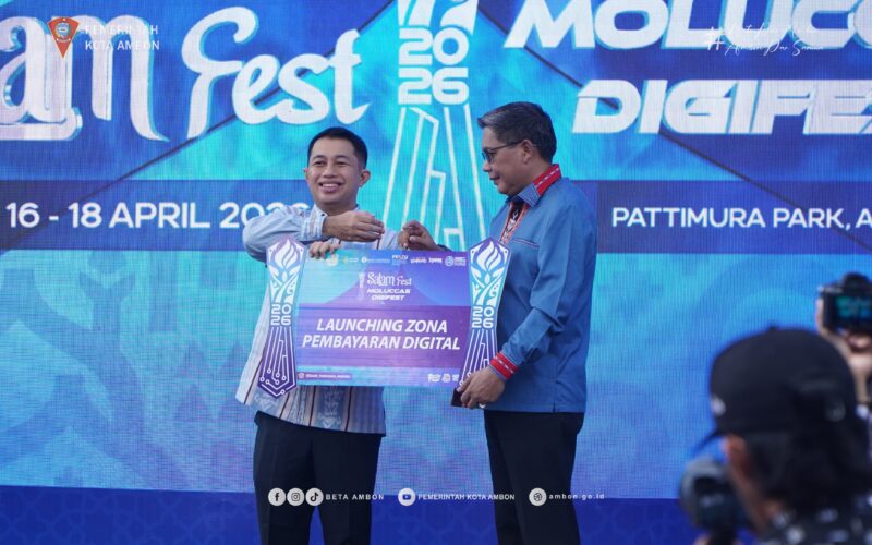 Wali Kota Ambon, Bodewin Wattimena menerima penghargaan dari Bank Indonesia  pada kegiatan Salam FEST 2026, di Pattimura Park, Ambon, Kamis (16/4/2026).  Foto : Istimewa 