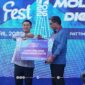 Wali Kota Ambon, Bodewin Wattimena menerima penghargaan dari Bank Indonesia  pada kegiatan Salam FEST 2026, di Pattimura Park, Ambon, Kamis (16/4/2026).  Foto : Istimewa 