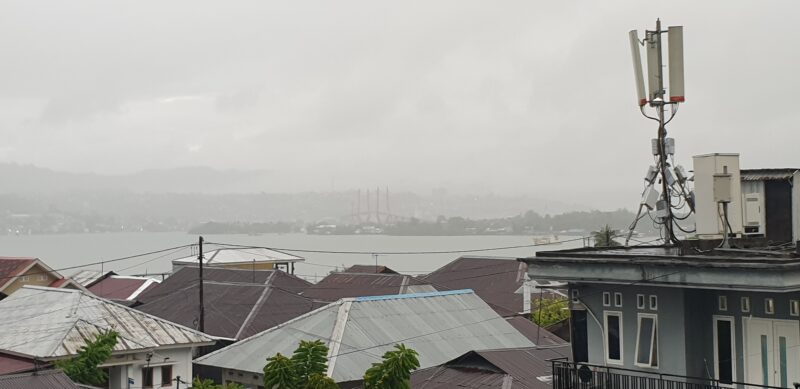 Hujan lebat melanda Kota Ambon selama beberapa terakhir dan masih berlangsung hingga Jumat (8/5/2026). Foto: Dok. Headlinetimur.com
