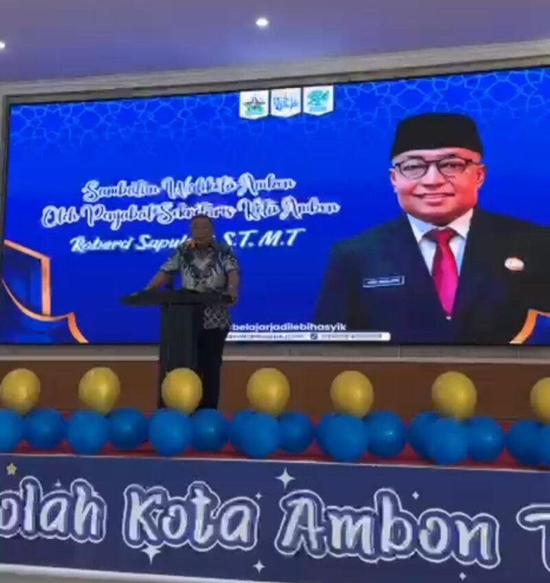 Plh Sekretaris Daerah Kota Ambon, Roberd Sapulette menyampaikan sambutan pada acara penutupan Olimpiade Bintang Sekolah yang digelar lembaga Bimbel Eduasyik, Sabtu (16/5/2026). Foto : Dok. Eduasyik 