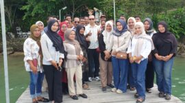 Perwakilan panitia pelaksana Tradisi Lawa Pipi Negeri Hila, Kecamatan Leihitu, Kabupaten Maluku Tengah tahun 2026, bersilaturahmi dengan anggota DPR RI Fraksi Gerindra daerah pemilihan Maluku, Alimudin F. Kolatlena di Kafe Pasir Putih, Batu Koneng, Ambon, Sabtu (23/5/2026). Foto : Istimewa
