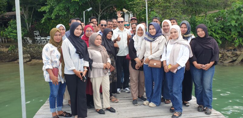 Perwakilan panitia pelaksana Tradisi Lawa Pipi Negeri Hila, Kecamatan Leihitu, Kabupaten Maluku Tengah tahun 2026, bersilaturahmi dengan anggota DPR RI Fraksi Gerindra daerah pemilihan Maluku, Alimudin F. Kolatlena di Kafe Pasir Putih, Batu Koneng, Ambon, Sabtu (23/5/2026). Foto : Istimewa