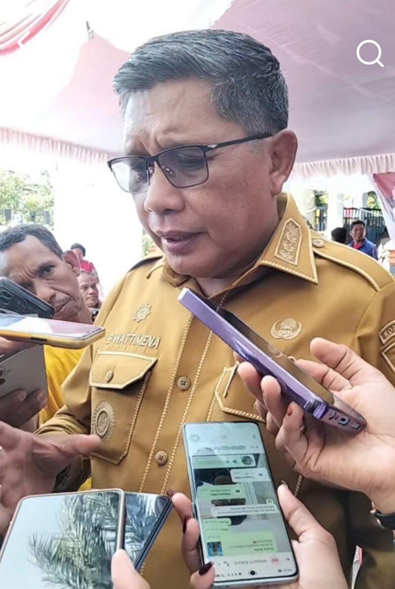 Wali Kota Ambon, Bodewin Wattimena saat diwawancarai di Ambon, Senin (25/5/2026). Foto: Istimewa