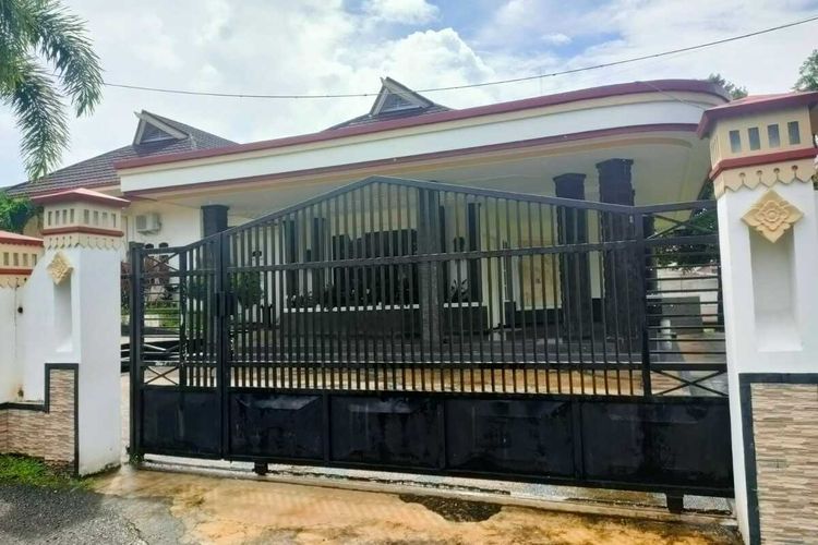 Tampak bagian depan rumah dinas Wali Kota Ambon di kawasan Karang Panjang, Kecamatan Sirimau, Kota Ambon. Foto ini diambil pada 14 Mei 2022. Foto : Kompas.com