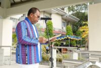 Rektor Universitas Pattimura, Prof. Dr. Fredy Leiwakabessy, M.Pd membacakan pidato tertulis Menteri Pendidikan Dasar dan Menengah RI, Abdul Mu’ti, M.Ed., Ph.D pada upacara peringatan Hari Pendidikan Nasional di halaman Unpatti, Sabtu (2/5/2026). Foto: Humas Unpatti.