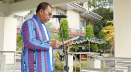 Rektor Universitas Pattimura, Prof. Dr. Fredy Leiwakabessy, M.Pd membacakan pidato tertulis Menteri Pendidikan Dasar dan Menengah RI, Abdul Mu’ti, M.Ed., Ph.D pada upacara peringatan Hari Pendidikan Nasional di halaman Unpatti, Sabtu (2/5/2026). Foto: Humas Unpatti.