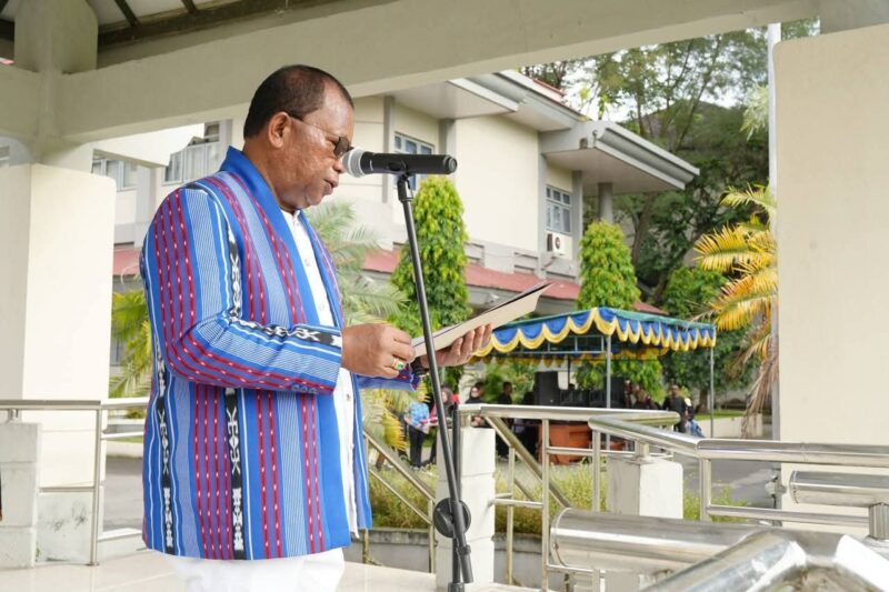 Rektor Universitas Pattimura, Prof. Dr. Fredy Leiwakabessy, M.Pd membacakan pidato tertulis Menteri Pendidikan Dasar dan Menengah RI, Abdul Mu’ti, M.Ed., Ph.D pada upacara peringatan Hari Pendidikan Nasional di halaman Unpatti, Sabtu (2/5/2026). Foto: Humas Unpatti.
