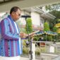 Rektor Universitas Pattimura, Prof. Dr. Fredy Leiwakabessy, M.Pd membacakan pidato tertulis Menteri Pendidikan Dasar dan Menengah RI, Abdul Mu’ti, M.Ed., Ph.D pada upacara peringatan Hari Pendidikan Nasional di halaman Unpatti, Sabtu (2/5/2026). Foto: Humas Unpatti.