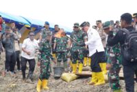 Gubernur Maluku Hendrik Lewerissa meninjau langsung kawasan pertambangan emas ilegal di Gunung Botak, Kabupaten Buru, Maluku, Rabu (6/5/2025). Foto : Istimewa