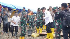 Gubernur Maluku Hendrik Lewerissa meninjau langsung kawasan pertambangan emas ilegal di Gunung Botak, Kabupaten Buru, Maluku, Rabu (6/5/2025). Foto : Istimewa