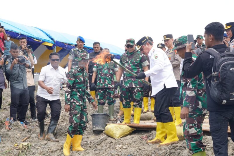 Gubernur Maluku Hendrik Lewerissa meninjau langsung kawasan pertambangan emas ilegal di Gunung Botak, Kabupaten Buru, Maluku, Rabu (6/5/2025). Foto : Istimewa