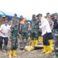 Gubernur Maluku Hendrik Lewerissa meninjau langsung kawasan pertambangan emas ilegal di Gunung Botak, Kabupaten Buru, Maluku, Rabu (6/5/2025). Foto : Istimewa