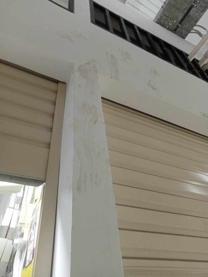 Jejak terduga pelaku pencurian di lantai 4 gedung Pasar Mardika, beberapa hari lalu. 