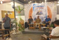 
Ketua MPW Orda ICMI Ambon, Manaf Tubaka, menyampaikan sambutan pada pembukaan diskusi publik menyamnut RUU Daerah Kepulauan bertajuk “Mempertegas Variabel Laut Sebagai Indikator Kesejahteraan Masyarakat Maluku”, di Baileo Kafe, Sabtu (9/5/2026) malam. Foto : Headlinetimur.com 
