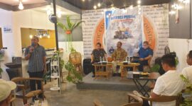 
Ketua MPW Orda ICMI Ambon, Manaf Tubaka, menyampaikan sambutan pada pembukaan diskusi publik menyamnut RUU Daerah Kepulauan bertajuk “Mempertegas Variabel Laut Sebagai Indikator Kesejahteraan Masyarakat Maluku”, di Baileo Kafe, Sabtu (9/5/2026) malam. Foto : Headlinetimur.com 

