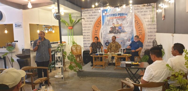 
Ketua MPW Orda ICMI Ambon, Manaf Tubaka, menyampaikan sambutan pada pembukaan diskusi publik menyamnut RUU Daerah Kepulauan bertajuk “Mempertegas Variabel Laut Sebagai Indikator Kesejahteraan Masyarakat Maluku”, di Baileo Kafe, Sabtu (9/5/2026) malam. Foto : Headlinetimur.com 
