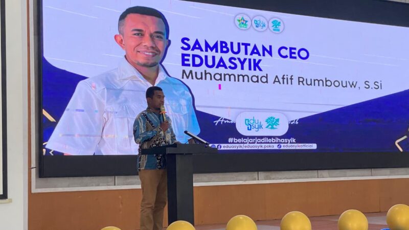 Muhammad Afif Rumbouw, CEO Lembaga Bimbel Eduasyik, menyampaikan sambutan pada pembukaan Olimpiade Bintang Sekolah (OBS) Kota Ambon Tahun 2026 yang digelar di kantor Badan Pengembangan Sumberdaya Manusia (BPSDM) Provinsi Maluku, Senin, 11 Mei hingga Sabtu, 16 Mei 2026. Foto: Istimewa