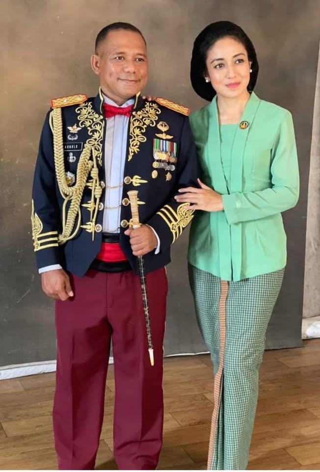 Arnold Aristoteles Paplapna Ritiauw dan istri. Foto: Istimewa 