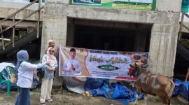 Penyerahan hewan kurban dari Alimudin Kolatlena di Jalan Baru, Kecamatan Sirimau, Kota Ambon.