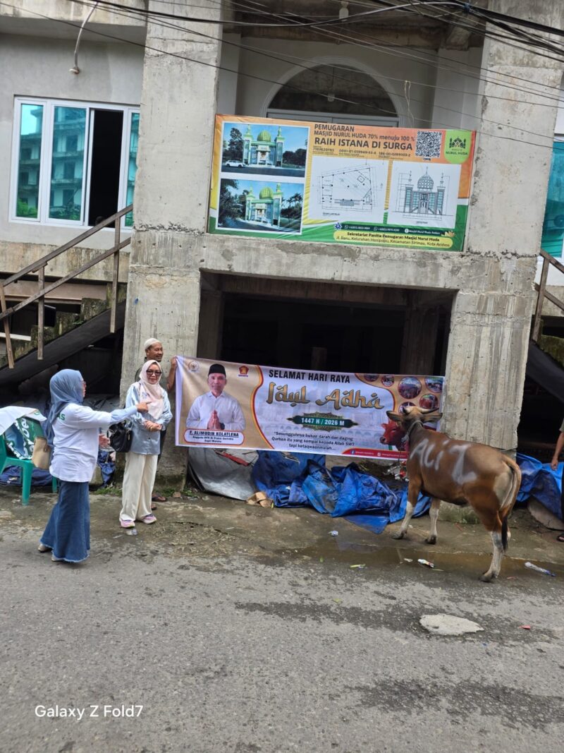 Penyerahan hewan kurban dari Alimudin Kolatlena di Jalan Baru, Kecamatan Sirimau, Kota Ambon.