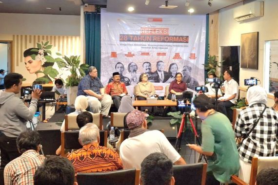 Diskusi Publik bertema Refleksi 28 Tahun Reformasi: Menguatnya Militerisme, Menyempitnya Ruang Demokrasi dan Ancaman Krisis Ekonomi pada Selasa (19/5/2026) di Sadjoe Cafe & Resto, Tebet, Jakarta Selatan. Foto: supplied/JPNN.COM