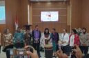 Wakil Menteri Pemberdayaan Perempuan dan Perlindungan Anak (PPPA), Veronica Tan bersama Ketua Tim TP PKK Provinsi Maluku, Ny. Maya Baby Lewerissa didampingi Gubernur Maluku Hendrik Lewerissa saat membuka kegiatan Forum Konsolidasi Perempuan Seribu Pulau resmi digelar di aula Balai Penjaminan Mutu Pendidikan (BPMP) Maluku, Jumat (12/6/2026). Foto : Headlinetimur.com
