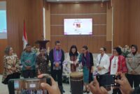Wakil Menteri Pemberdayaan Perempuan dan Perlindungan Anak (PPPA), Veronica Tan bersama Ketua Tim TP PKK Provinsi Maluku, Ny. Maya Baby Lewerissa didampingi Gubernur Maluku Hendrik Lewerissa saat membuka kegiatan Forum Konsolidasi Perempuan Seribu Pulau resmi digelar di aula Balai Penjaminan Mutu Pendidikan (BPMP) Maluku, Jumat (12/6/2026). Foto : Headlinetimur.com
