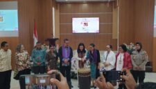 Wakil Menteri Pemberdayaan Perempuan dan Perlindungan Anak (PPPA), Veronica Tan bersama Ketua Tim TP PKK Provinsi Maluku, Ny. Maya Baby Lewerissa didampingi Gubernur Maluku Hendrik Lewerissa saat membuka kegiatan Forum Konsolidasi Perempuan Seribu Pulau resmi digelar di aula Balai Penjaminan Mutu Pendidikan (BPMP) Maluku, Jumat (12/6/2026). Foto : Headlinetimur.com