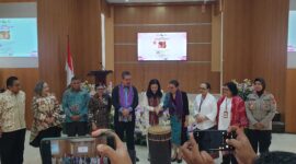 Wakil Menteri Pemberdayaan Perempuan dan Perlindungan Anak (PPPA), Veronica Tan bersama Ketua Tim TP PKK Provinsi Maluku, Ny. Maya Baby Lewerissa didampingi Gubernur Maluku Hendrik Lewerissa saat membuka kegiatan Forum Konsolidasi Perempuan Seribu Pulau resmi digelar di aula Balai Penjaminan Mutu Pendidikan (BPMP) Maluku, Jumat (12/6/2026). Foto : Headlinetimur.com
