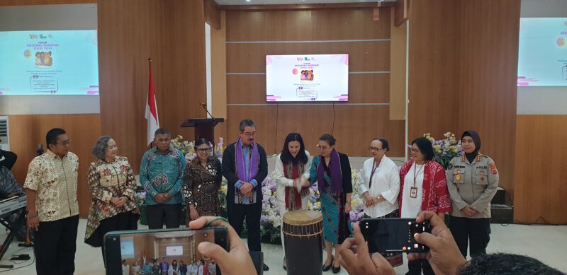 Wakil Menteri Pemberdayaan Perempuan dan Perlindungan Anak (PPPA), Veronica Tan bersama Ketua Tim TP PKK Provinsi Maluku, Ny. Maya Baby Lewerissa didampingi Gubernur Maluku Hendrik Lewerissa saat membuka kegiatan Forum Konsolidasi Perempuan Seribu Pulau resmi digelar di aula Balai Penjaminan Mutu Pendidikan (BPMP) Maluku, Jumat (12/6/2026). Foto : Headlinetimur.com
