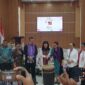Wakil Menteri Pemberdayaan Perempuan dan Perlindungan Anak (PPPA), Veronica Tan bersama Ketua Tim TP PKK Provinsi Maluku, Ny. Maya Baby Lewerissa didampingi Gubernur Maluku Hendrik Lewerissa saat membuka kegiatan Forum Konsolidasi Perempuan Seribu Pulau resmi digelar di aula Balai Penjaminan Mutu Pendidikan (BPMP) Maluku, Jumat (12/6/2026). Foto : Headlinetimur.com
