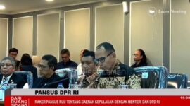 Anggota Pansus RUU Daerah Kepulauan dari Fraksi Gerindra daerah pemilihan (dapil) Maluku, Alimudin Kolatlena menyamapaikan pandangan fraksinya dalam rapat Pansus  bersama Pemerintah dan DPD terkait kelanjujtan pembahasan RUU Daerah Kepulauan. Rapat perdana Pansus tersebut digelar di ruang Komisi XIII DPR, Senayan, Jakarta, Kamis (25/6/2026). (Foto : Tangkapan layar video Youtube Parlemen)


