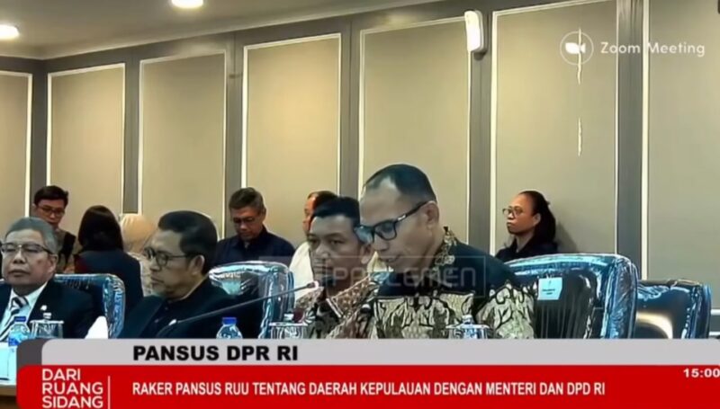 Anggota Pansus RUU Daerah Kepulauan dari Fraksi Gerindra daerah pemilihan (dapil) Maluku, Alimudin Kolatlena menyamapaikan pandangan fraksinya dalam rapat Pansus  bersama Pemerintah dan DPD terkait kelanjujtan pembahasan RUU Daerah Kepulauan. Rapat perdana Pansus tersebut digelar di ruang Komisi XIII DPR, Senayan, Jakarta, Kamis (25/6/2026). (Foto : Tangkapan layar video Youtube Parlemen)


